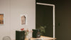 Team Pro Stehleuchte Büro in weiß in modernem Raum mit Musikboxen, Pflanzen und Zeichnungen an der Wand