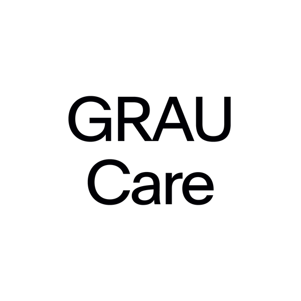 Schwarzes quadratisches Logo mit weißem Schriftzug GRAU Care Salt, klar und modern gestaltet für GRAU-Produkte.