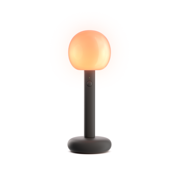 Fire von GRAU, mobile dimmbare Designer-Tischleuchte aus Aluminium und mundgeblasenem Glas mit warmem Licht.