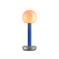 Fire von GRAU: mobile Designer-Tischleuchte aus Aluminium mit mundgeblasenem Glas, dimmbares warmes Licht, minimalistisches Design.