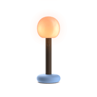 Fire von GRAU, mobile dimmbare Tischleuchte aus Aluminium und mundgeblasenem Glas mit warmem, bewegtem Lichtdesign.