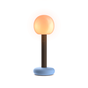 Fire von GRAU, mobile dimmbare Tischleuchte aus Aluminium und mundgeblasenem Glas mit warmem, bewegtem Lichtdesign.