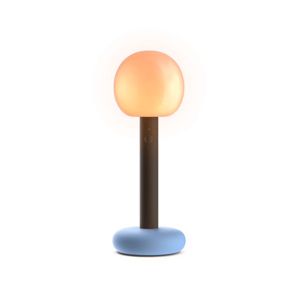 Fire von GRAU, mobile dimmbare Tischleuchte aus Aluminium und mundgeblasenem Glas mit warmem, bewegtem Lichtdesign.