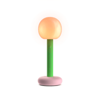 Fire von GRAU: Designer-Tischleuchte aus Aluminium und mundgeblasenem Glas mit dimmbarem, warmem Licht und modernem Design.