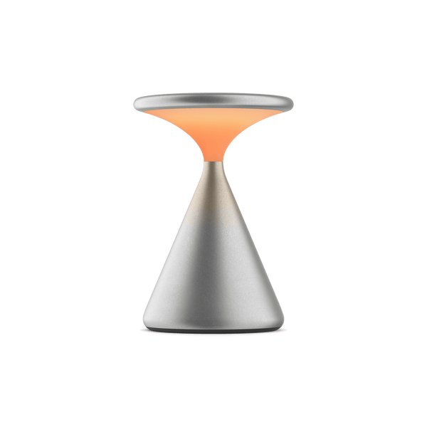 Salt von GRAU ist eine elegante Tischleuchte aus Metall mit konischem Sockel und warmem, dimmbarem LED-Lichtdesign.