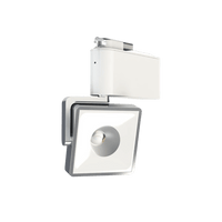 Studio LED-Leuchte von GRAU, minimalistisches Design in Weiß mit verstellbarem Leuchtenkopf und modernem Lichtakzent.