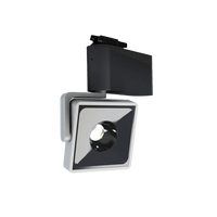 Studio Strahler von GRAU mit quadratischem Design, glänzender Oberfläche und flexiblem 270°-Verstellbereich für Wand und Decke.