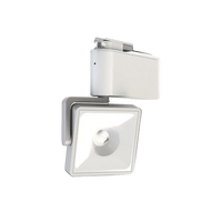 Studio von GRAU: minimalistisches, weißes Strahlersystem mit glänzender Oberfläche und flexiblem, schwenkbarem Leuchtenkopf.