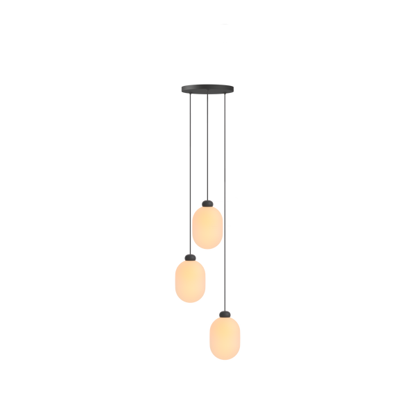 Sun Chandelier von GRAU in Schwarz – Frontansicht, dreiflammige Pendelleuchte mit drei runden Opalglas-Schirmen an schwarzen Kabeln, dimmbares LED-Licht für Esszimmer