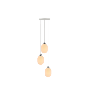 Sun Chandelier von GRAU in Polished – Frontansicht, dreiflammige Pendelleuchte mit drei runden Opalglas-Schirmen an poliertem Aluminium, dimmbares warmes LED-Licht, Designleuchte für Esszimmer und Wohnzimmer