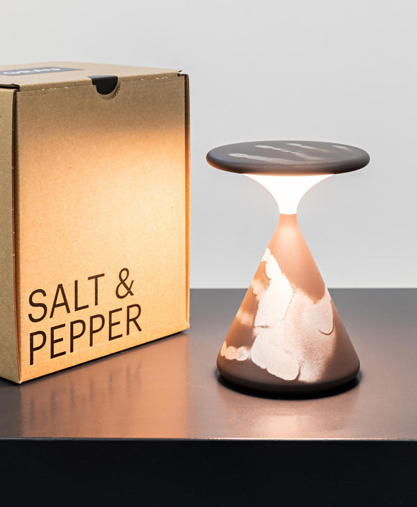 Salt & Pepper Sapiens von GRAU, skulpturale Designerleuchte aus Keramik mit warmem, dimmbarem Licht und modernem Lichtkonzept.