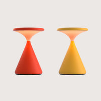 Salt Bundle von GRAU mit zwei konischen Designleuchten in Rot und Gelb, warmes Licht, modernes minimalistisches Lichtkonzept.