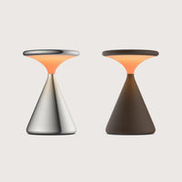 Salt Bundle von GRAU mit zwei minimalistischen Tischleuchten aus Metall und warmem, dimmbarem Lichtdesign in Silber und Braun.