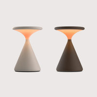 Salt Bundle von GRAU, zwei minimalistische LED-Tischleuchten in Grautönen mit warmem, dimmbarem Lichtdesign.