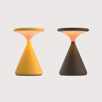 Salt Bundle von GRAU mit zwei minimalistischen, kegelförmigen Designerleuchten in Gelb und Dunkelbraun mit warmem Licht.