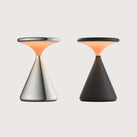 Salt Bundle von GRAU mit zwei minimalistischen, konischen Designerleuchten in Silber und Schwarz, warmes dimmbares Licht.