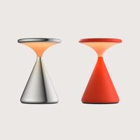 Salt Bundle von GRAU mit zwei konischen Designerleuchten in Grau und Rot, dimmbares warmes Licht, modernes minimalistisches Design.