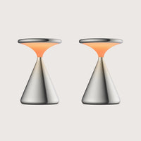 Salt Bundle von GRAU zeigt zwei minimalistische, konische Designerleuchten aus Metall mit warmem, dimmbarem Licht.