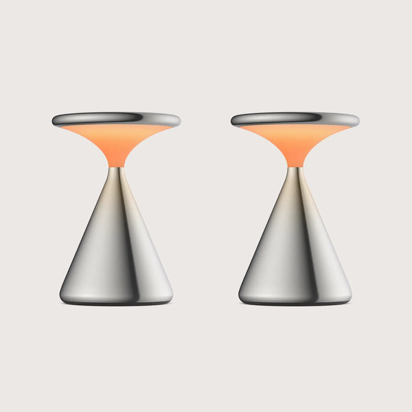 Salt Bundle von GRAU zeigt zwei minimalistische, konische Designerleuchten aus Metall mit warmem, dimmbarem Licht.